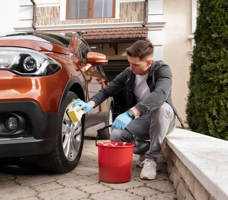 Lavage auto à domicile Préval : professionnel intervenant sur un véhicule